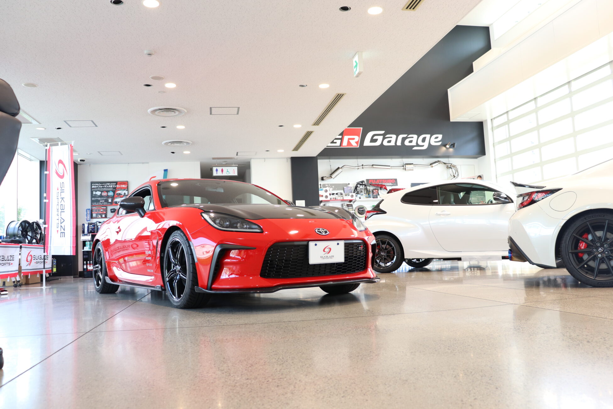 GR86店外、店内にずらりと並ぶ、お客様と一緒に車に拘るお店、GR garage小牧店